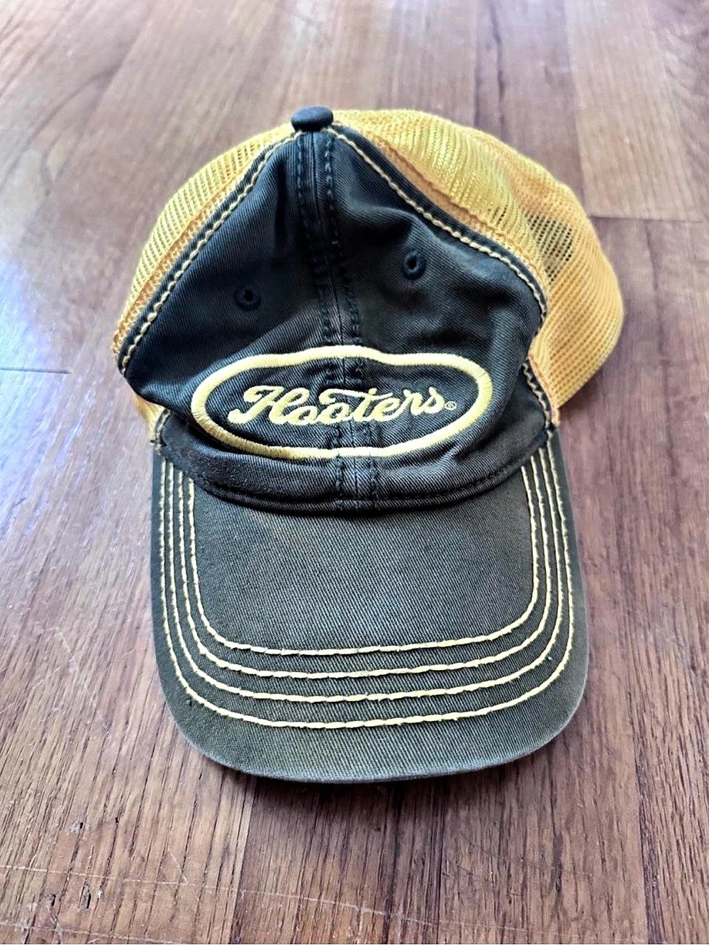 Vintage Hooters Trucker cap Yellow & Green